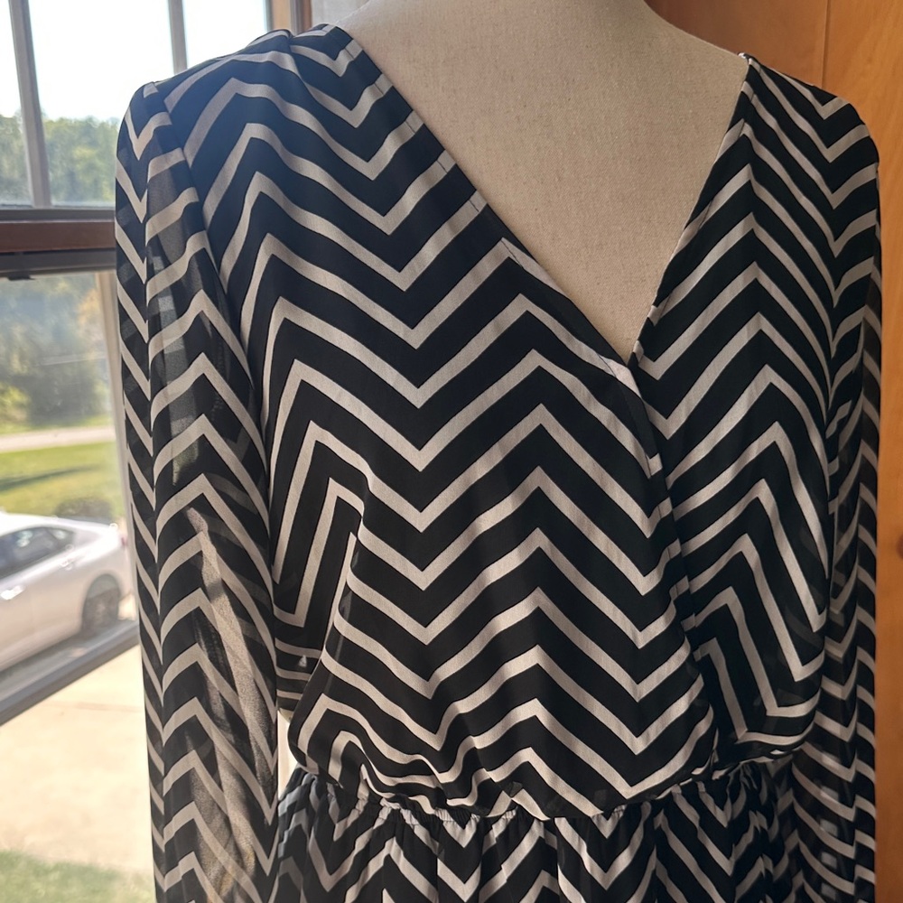 Express Black and White Zigzag Long Sleeve Dress (NWT)- Medium - Picture 5 of 14